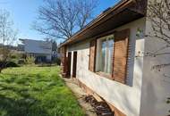 Sonniges Grundstück mit sanierungsbedürftigem Haus voller Charme