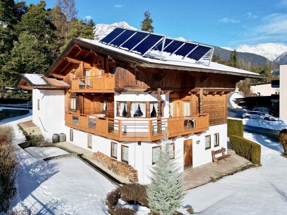 Charmantes Zweifamilienhaus mit Garten und Bergpanorama in Imst