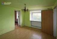 Altes Haus, 5 Zi, teilweise renoviert, Fenster & Türen erneuert, Dach neu eingedeckt, Carport