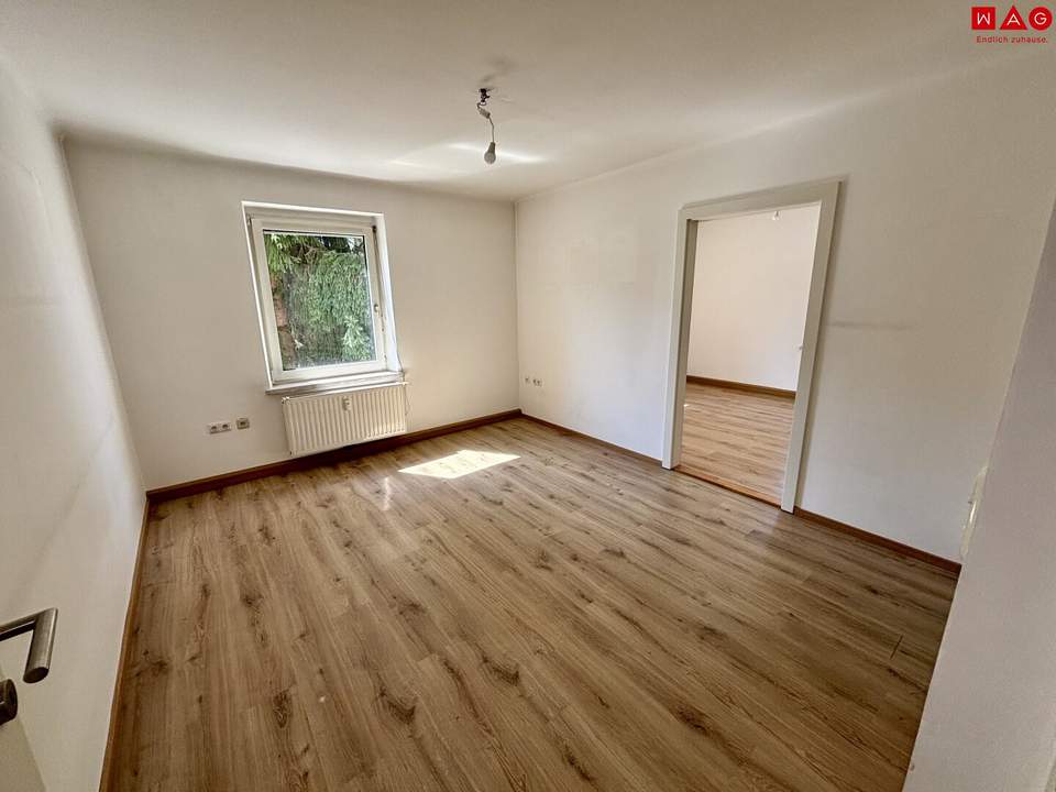 Aktuell in Sanierung! Einladende 3-Zimmerwohnung mit lichtdurchfluteten Räumen, traumhaftem Grünblick und vielseitiger Raumgestaltung in hervorragender Lage!