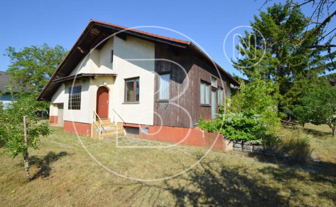 Großes Eckgrundstück mit renovierungsbedürftigem Haus!