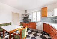 LANDHAUSVILLA mit HOF-ENSEMBLE, GÄSTEWOHNUNGEN UND ENTWICKLUNGSPOTENTIAL