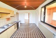 Großes Eckgrundstück mit renovierungsbedürftigem Haus!