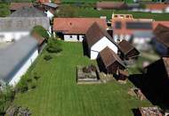 Bauernhof mit großem Nebengebäude und Garten