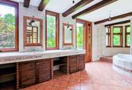 Grüne Oase in Prestige-Lage, Stilvilla mit ca. 1.600 m² Grund, Gästehaus, 2 Garagen und großem Pool