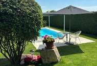 LIEBEVOLLER BUNGALOW MIT ATEMBERAUBENDEM GRUNDSTÜCK UND POOLBEREICH IN TRAUMHAFTER RUHELAGE MIT HERRLICHEM GRÜN- UND AUSBLICK IN UNMITTELBARER FELDRANDLAGE