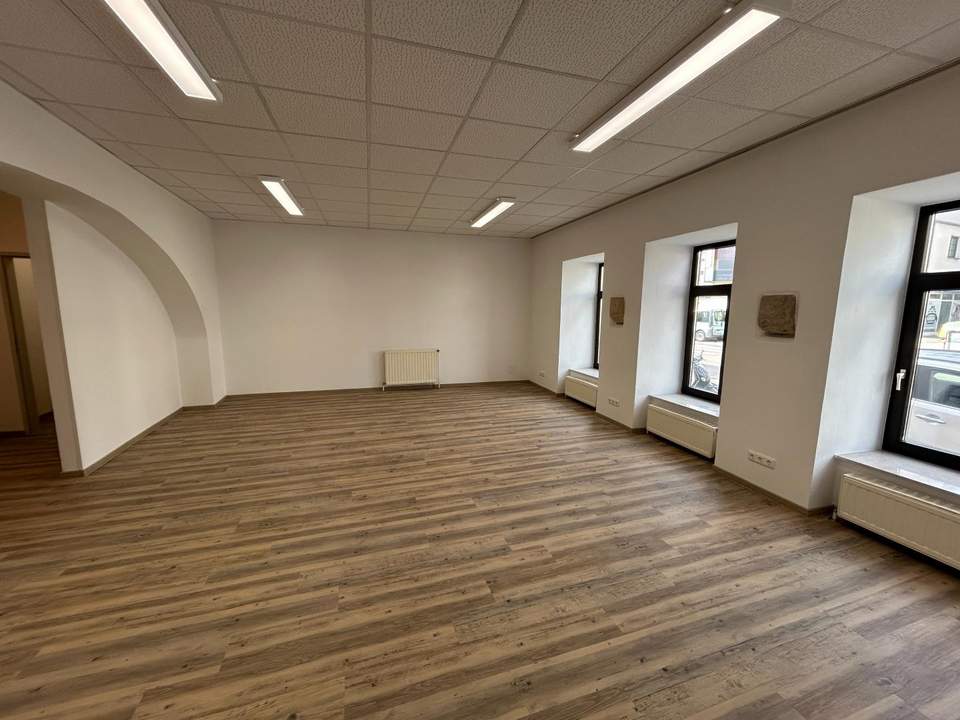 Repräsentatives Geschäftslokal am Hauptplatz von Laa an der Thaya – hell, großzügig & vielseitig nutzbar
