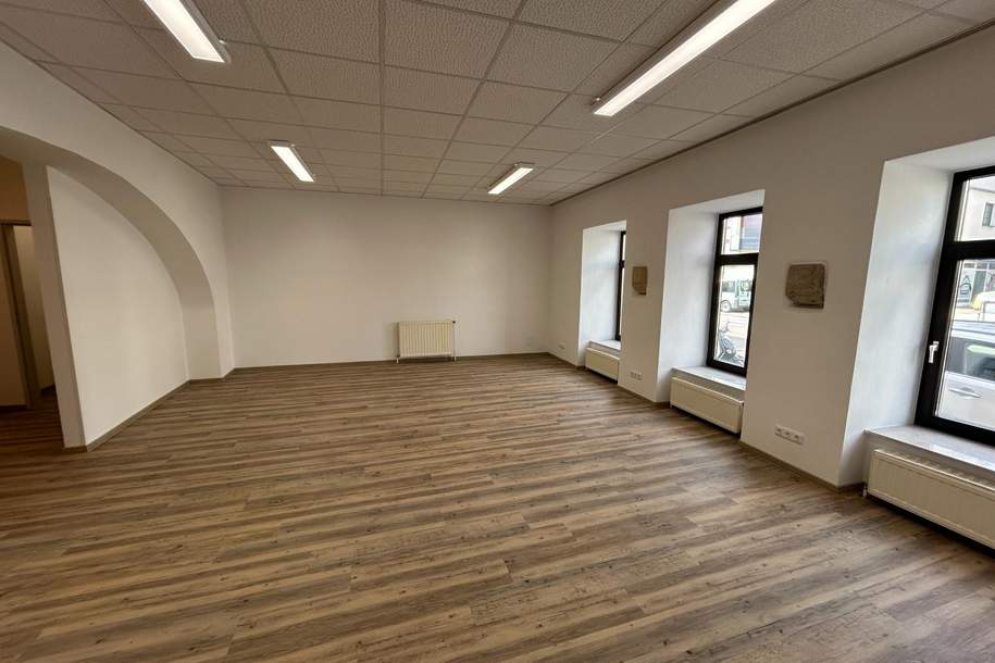 Repräsentatives Geschäftslokal am Hauptplatz von Laa an der Thaya – hell, großzügig &amp; vielseitig nutzbar, Gewerbeobjekt-kauf, 135.000,€, 2136 Mistelbach