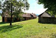 Renovierungsbedürftiges Bauernhaus mit Nebengebäude und Ackerland