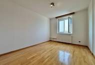 Wohnen im Grünen und bestens angebunden an Wien | GRÜNBLICK in den ruhigen Innenhof | Süd-West-Loggia | inkl. Stellplatz