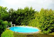 BUNGALOW INMITTEN DER VEGETATION IN RUHELAGE