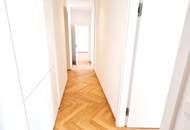 Ein Altbau, der verzaubert! Umfangreich und hochwertig sanierte Wohnschönheit mit großem Balkon und effizienter Erdwärme! Viel Privatsphäre + Viel Raum + Viel Grün!