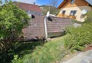 Kleines Markthaus mit Carport und kleinem Garten