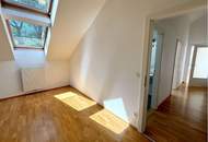 Hofseitige Drei Zimmer DG-Wohnung Nähe U3 Kardinal Nagel Platz!