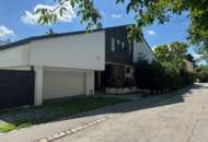 "Einfamilienhaus mit 1110m² Grund mitten im Ort!"