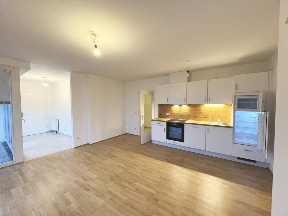 Lichtdurchflutete 2-Zimmer-Wohnung mit neuer Küche - Loggia in den Innenhof - direkt beim Enkplatz!