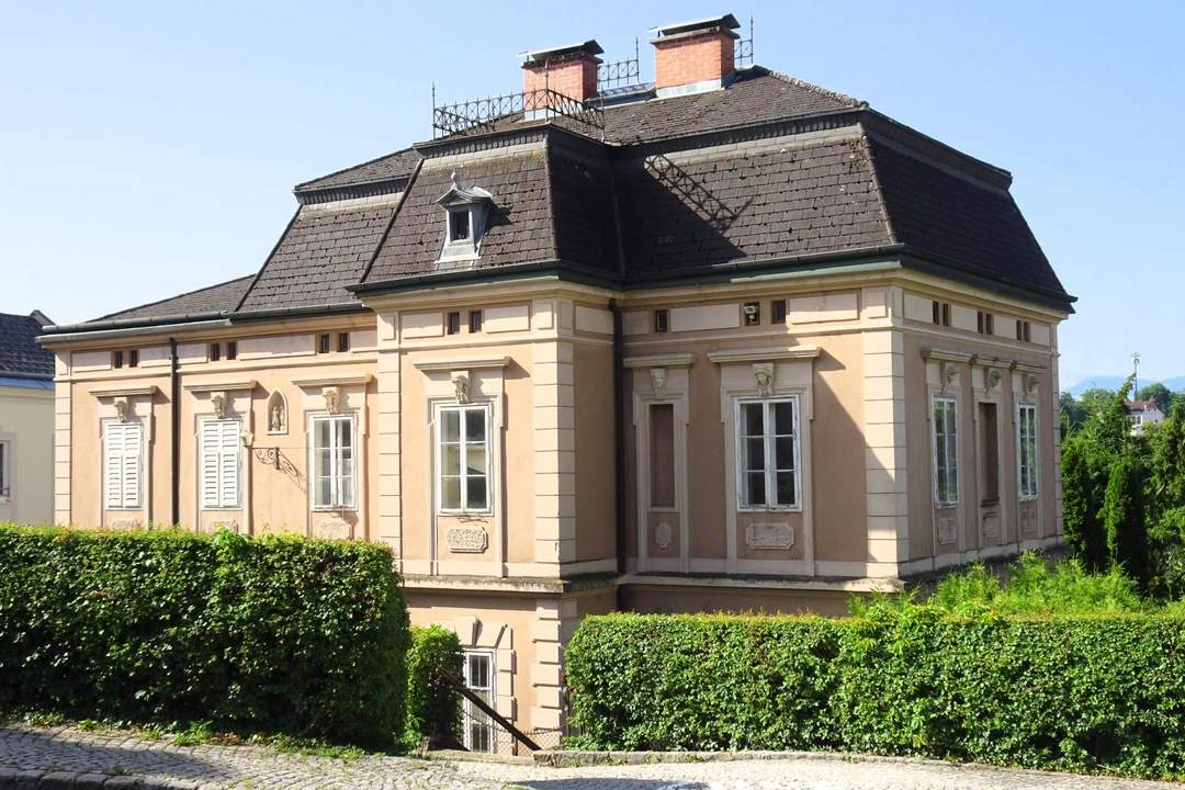 Zauberhafte Villa zum Renovieren auf 1.199 m² Grund samt Nebengebäude mit Garage im Stadtzentrum