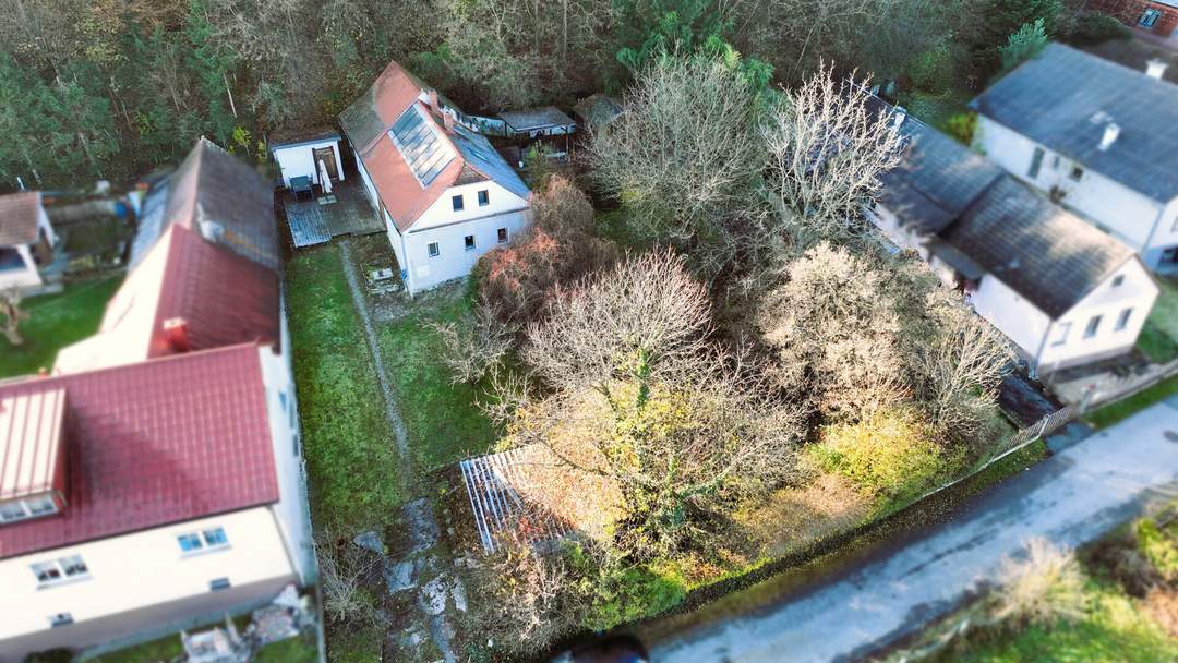 Charmantes Einfamilienhaus in idyllischer Hanglage – Wohnen am Waldrand in Jabing