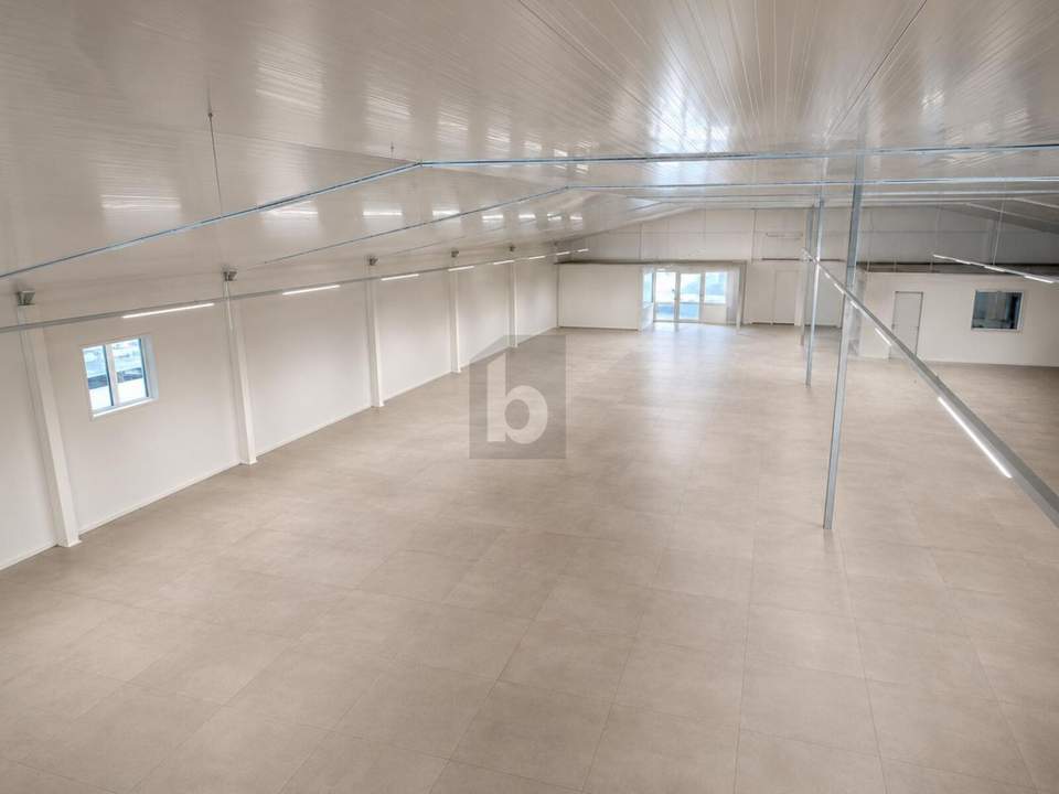 GEWERBEHALLE MIT VERKAUFSBEREICH, BÜROFLÄCHEN UND SANITÄRANLAGEN