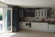 Sonnenverwöhnter Garten trifft ländlichen Charme