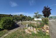 Sehr gepflegtes Wohnhaus samt großem Garten sowie ein Nebengebäude mit integrierter Garage am Waldrand.