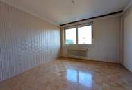 Sanierungsbedürftige 3-Zimmer-Eigentumswohnung mit Balkon, Loggia und Garage