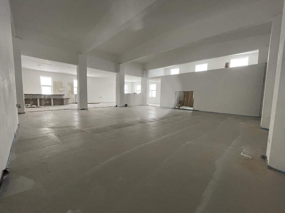 Helle Gewerbehalle mit Verkaufsraumcharakter in 2601 Sollenau bald zu vermieten