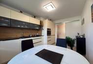*** Hochwertig möbliert & top saniert: Stilvolle 74m²-Wohnung mit Loggia in ruhiger Lage + Carport ***