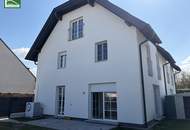 Elegant Wohnen im Grünen! Großzügige Doppelhaushälfte mit Terrassen, Garten und 2 Parkplätzen.