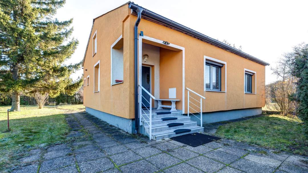 Kleines Haus mit großem Grundstück