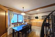 Haus mit zwei Wohneinheiten und Gartenidylle