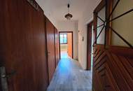 Haus mit zwei Wohneinheiten und Gartenidylle