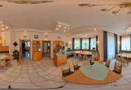 „Wohnen & Wohlfühlen im Hügelland – vielseitige Immobilie mit 8 Gästezimmern & Privatwohnung“