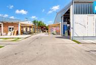 Gepflegtes Industrieobjekt mit Hallen, Büro- und Ausstellungsflächen in Hirm
