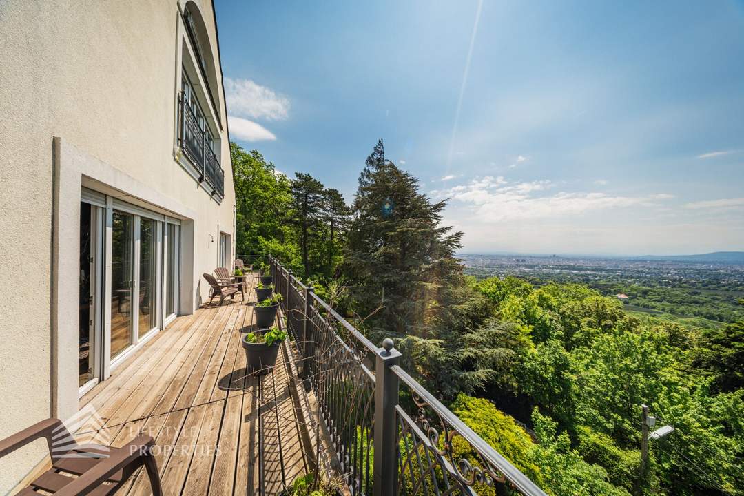 Luxuriöse Parkvilla mit einzigartigem Fernblick