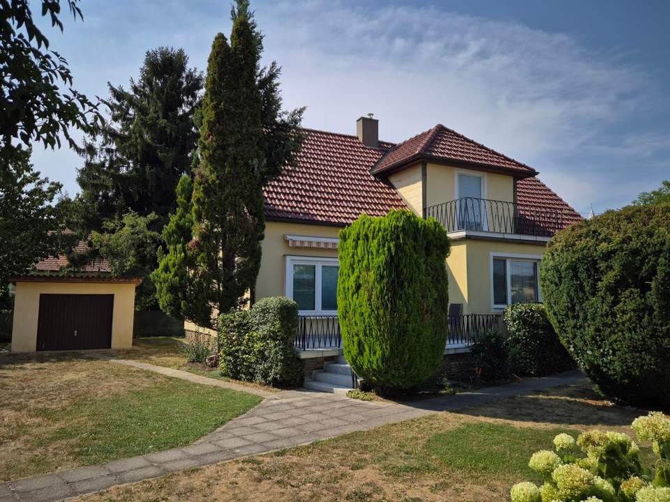 SCHÖNES, GERÄUMIGES EINFAMILIENHAUS MIT EBENEN GRUNDSTÜCK