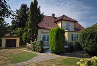 SCHÖNES, GERÄUMIGES EINFAMILIENHAUS MIT EBENEN GRUNDSTÜCK