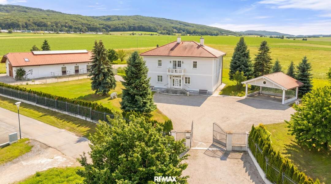 Exklusives Pferdeanwesen nahe Wien – Villa, Reitviereck mit Flutlichtanlage, eingezäunte Koppeln, zweites Wohnhaus und über 25.000 m² Eigengrund