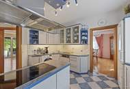 Großzügiges Familiendomizil mit uneinsichtigem Garten, Hallenbad, Sauna und Garage für 2 PKW