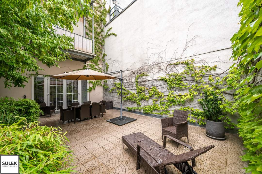 Großzügige 3 Zimmer Altbau-Wohnung mit gemütlicher Innenhof-Terrasse (50m²) &amp; U4-Anbindung - ab 1.10.25 beziehbar!