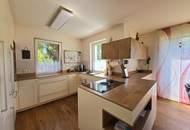 Moderner Bungalow mit vielen Extras -- Photovoltaikanlage, Carport, DAN-Küche, Heizkamin und großes Gartenparadies