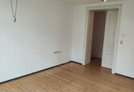 KLASSISCHE ZWEI-ZIMMER-ALTBAUWOHNUNG mit Miniküche und Grünblick!