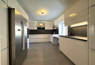 Stadthausflair in Perchtoldsdorf mit Burgblick | Exklusive Maisonettewohnung mit Terrasse & Eigengarten | 3 Zimmer | ca. 115 m² | Schremsgasse