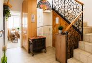 Großzügiges Haus mit zwei Wohnebenen, großem Garten und Garage – Renovierungsprojekt in guter Lage!