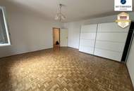 !Separat begehbare zwei Zimmer + große Küche!