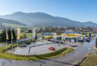 Autohaus mit Werkstatt und befestigten Ausstellungsflächen in Langenwang