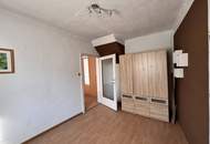 "Bauernhäuschen mit Innenhof und große Lagerhalle"