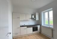 3 geräumige Zimmer, Küche mit Essplatz, Gartennutzung und PKW Stellplatz
