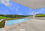Moderne Doppelhaushälfte in Herzogsdorf mit Pool, Kamin & Carport – Erstbezug!