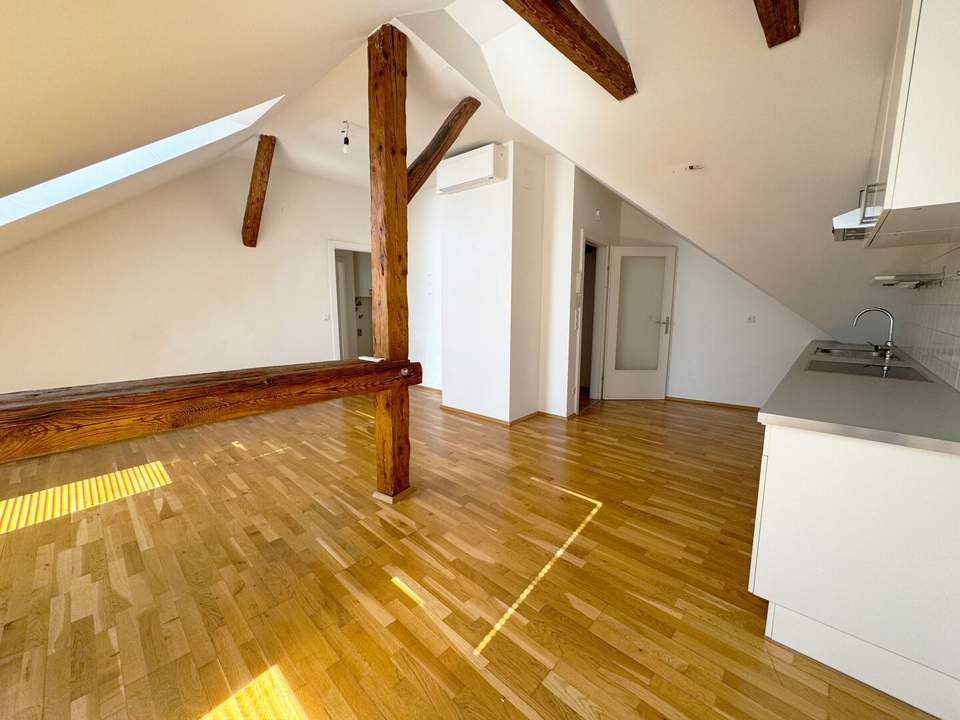 Helle Altbauwohnung mit Liftzugang und stilvollen Holzböden in Leibnitz